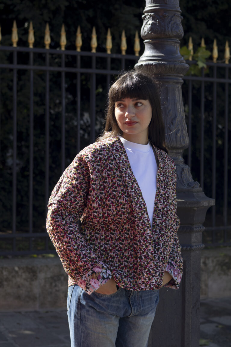 Photo de mode avec une mannequin de 3/4 appuyée sur un lampadaire